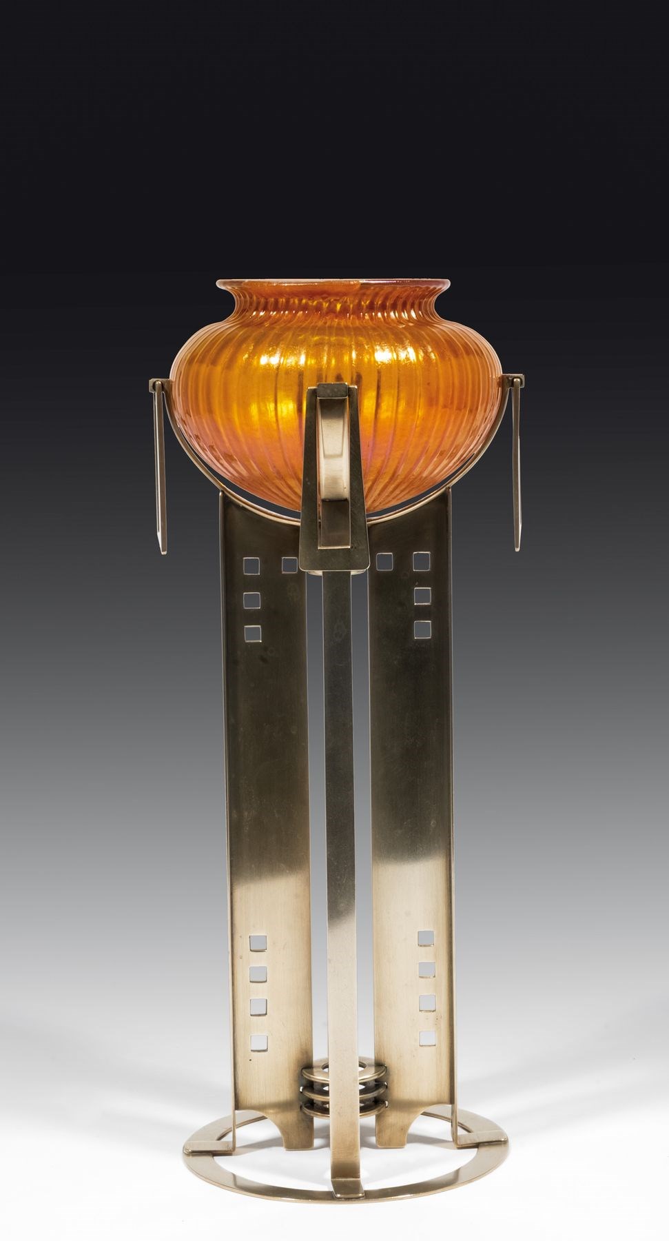 Vase with alpaca mount