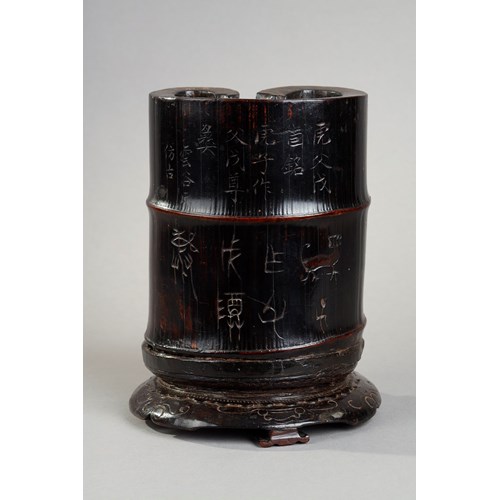 bamboo brush pot (bitong) in the shape of a cloud of good omen, black lacquered and incised with an archaic inscription surmounted by a commentary in current . Inscription on the vase "you" dedicated by Hu to Father Wu  -
his son Hu had this vase made for his father Wu Imitated the ancient by Val des Nuées . China 19th century