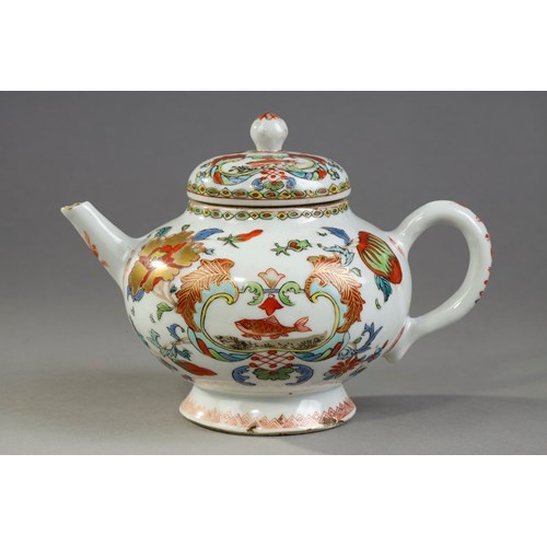 Porcelain teapot from the Famille rose  with decor called Pompadour 
China circa 1745