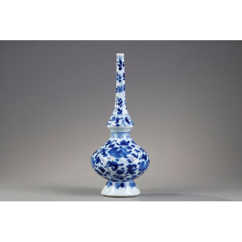 Sprinkler for rose water porcelain Blue White a floral decor  . China Kangxi period 1662/1722