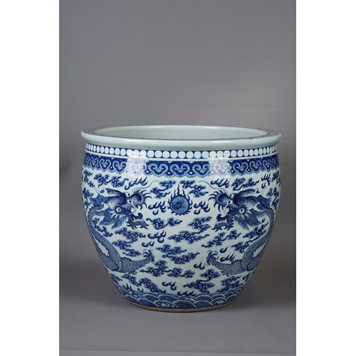 Very large fish bowl in white blue porcelain decorated with two dragons in search of the fiery pearl - China second part of the 19th century
diam 62,5cm