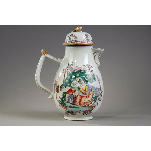 Rare ewer with this cover of the Famille Rose decorated with a man playing the flute near his wife and child who follow the air thanks to a partition China Qianlong period 1736/ 1795