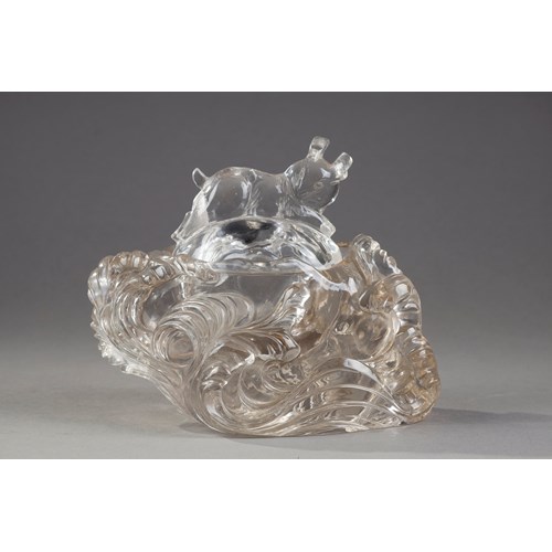 Rock crystal box featuring a rabbit jumping over the waves ecumantes - China 19th century