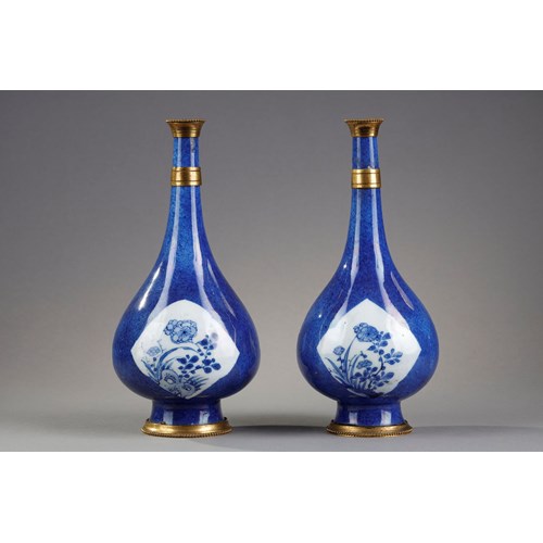 Pair of white blue porcelain sprinckler  on powdered blue background  - Epoque
Kangxi 1662/1722   - Gilded metal strapping