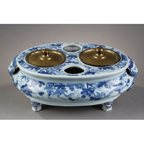 Oil carrier-vinaigrier porcelain blue-white oval shape resting on three feet adapted posteriorly in inkwell with decoration of loirs in the grapes the handles in the shape of head of lions and rings and feet in the shape of masks of Taotie  - China Kangxi period 1662/1722