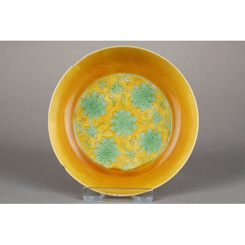 Rare small yellow and green enameled porcelain cup of lotus flowers. Incised mark of Emperor Jiajing China Jingdezhen imperial kilnss Jiajing Epoque 1522/1566  -  diam 9,3cm