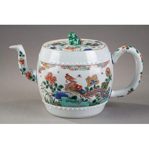 Porcelain winepot of the Famille Verte in the shape of a barrel. China Kangxi period 1662/1722