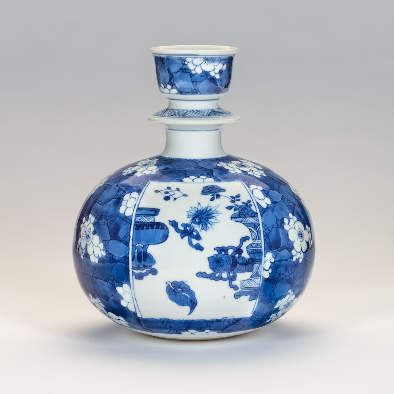 AN UNUSUAL CHINESE BLUE AND WHITE HOOKAH BASE WITH AN INSCRIPTION, Kangxi  (1662-1722)