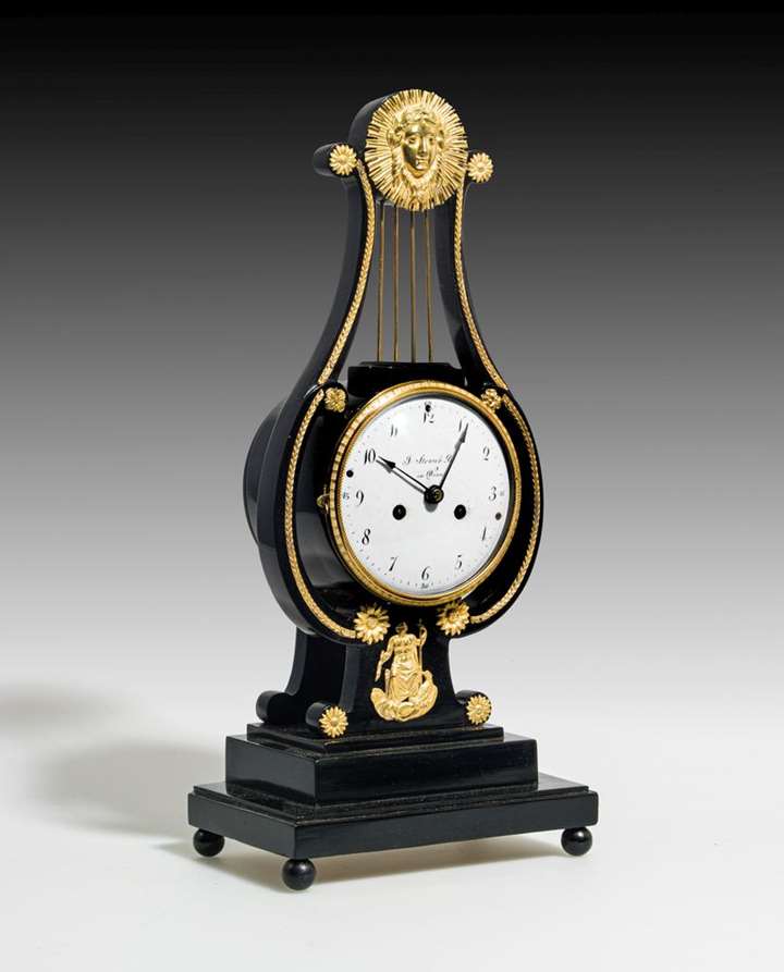 SMALL MANTEL CLOCK IN THE FORM OF A LYRE PENDUE