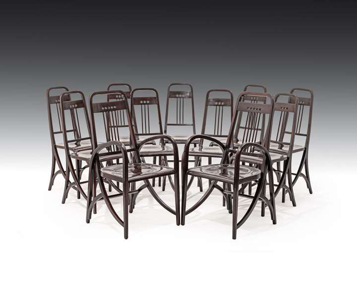 A SET OF DINNIG ROOM CHAIRS