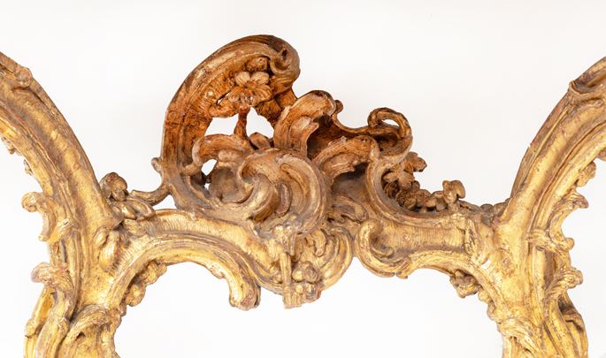 A Roman Rococò Carved Giltwood Console Table, with a serpentine veneered Pavonazzetto Romano marble top | MasterArt