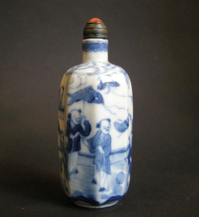 Porcelain Snuff Bottle decorated in underglaze blue | MasterArt