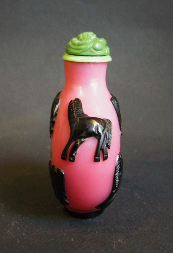 Glass Overlay snuff bottle pink and black sculpted with eight horses of legendary Mu Wang | MasterArt