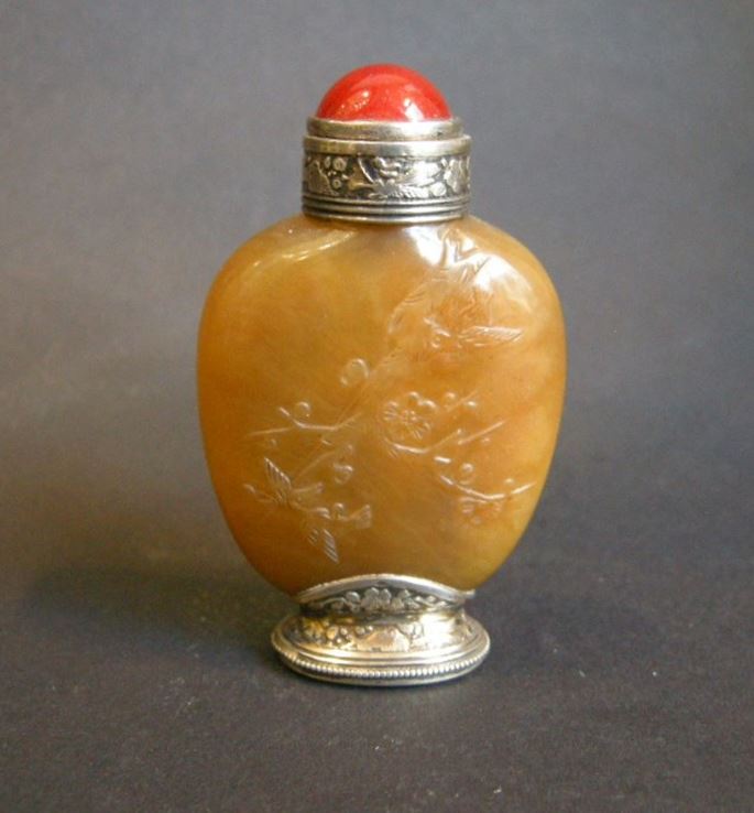 Chaceldony snuff bottle sculpted | MasterArt