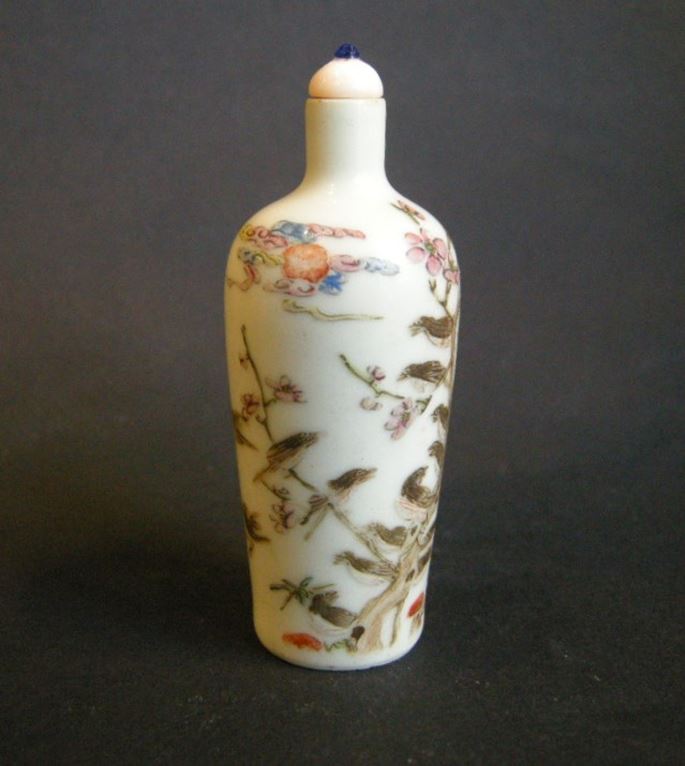 Porcelain snuff bottle finely decorated with mappies | MasterArt
