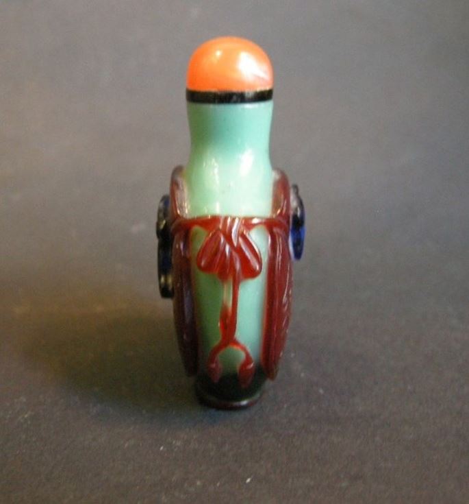 Glass snuff bottle overlay 3 colors on green carved and decorated with a coin | MasterArt