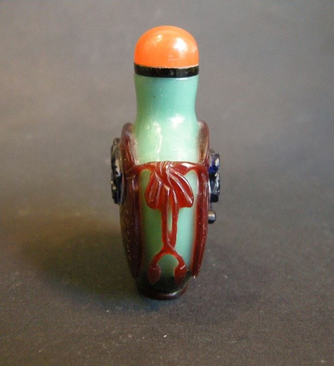 Glass snuff bottle overlay 3 colors on green carved and decorated with a coin | MasterArt