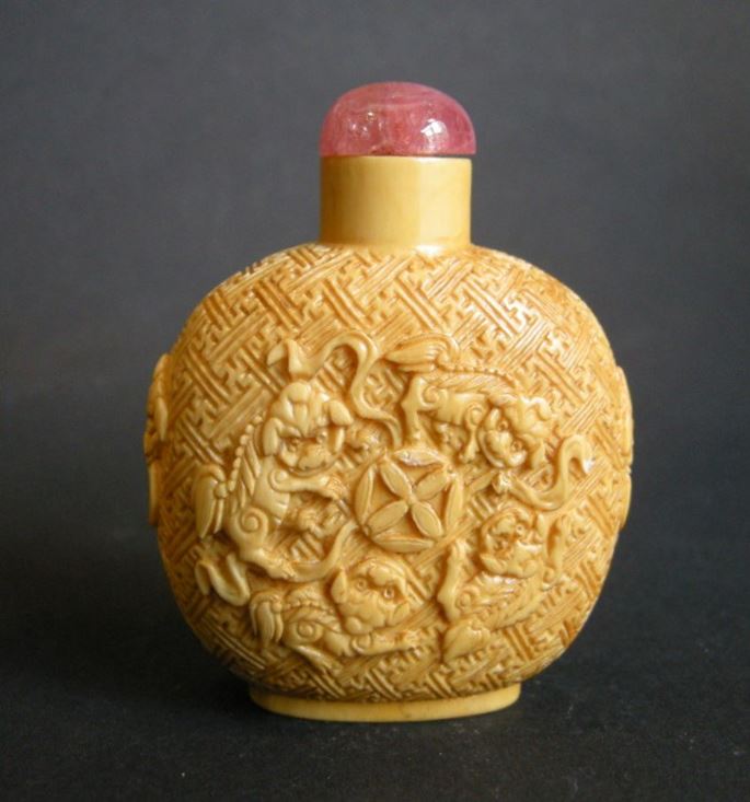 Ivory snuff bottle sculpted with 9 Fo Dogs | MasterArt