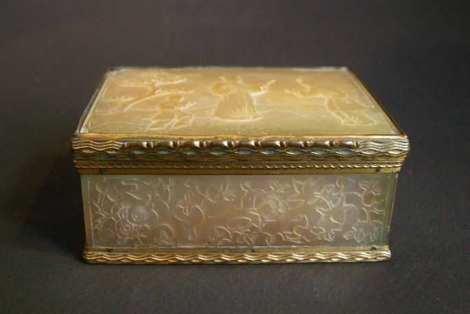 Mother of pearl snuff box with Pomponne mount | MasterArt