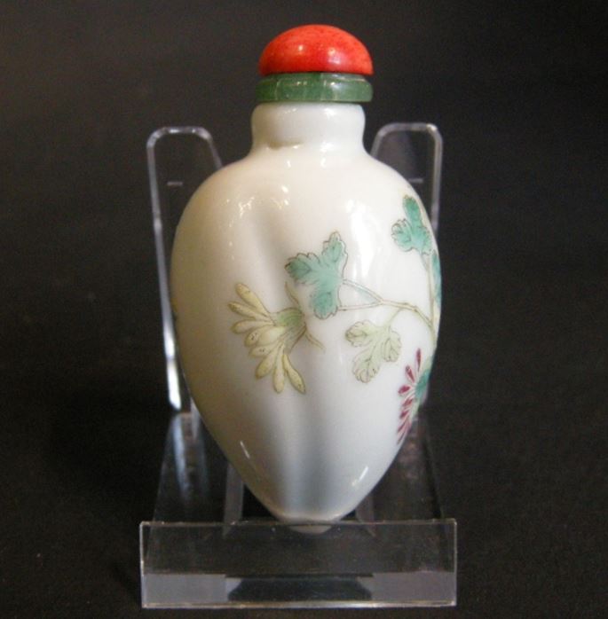 Porcelain snuff bottle in fruit shape decorated | MasterArt