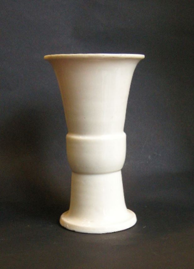 Vase &quot;blanc de chine&quot; Gu shape - Dehua kilns Fujian province | MasterArt