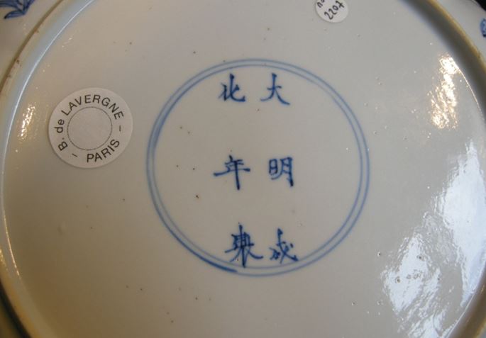 Dish porcelain blue and white decorated with hunting scene -  Kangxi period | MasterArt