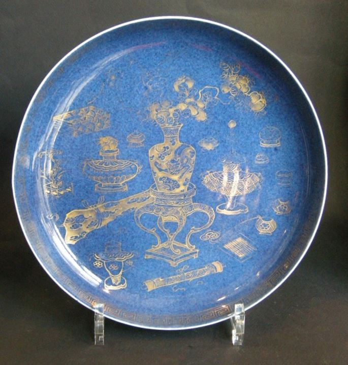 Dish in &quot;bleu poudre&quot; porcelain decorated in gold enamel -Kangxi period | MasterArt
