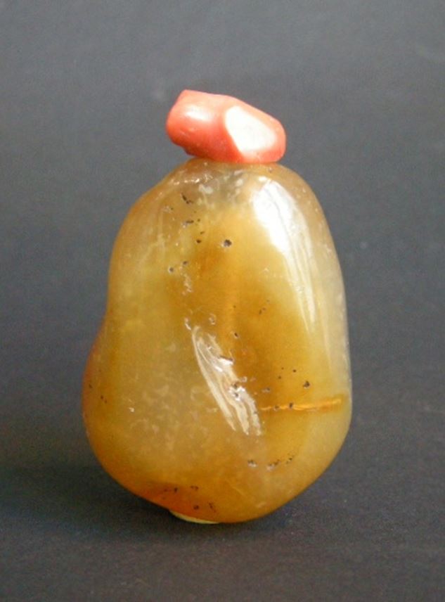 Snuff bottle in agate of pebble shape - Old stopper coral | MasterArt