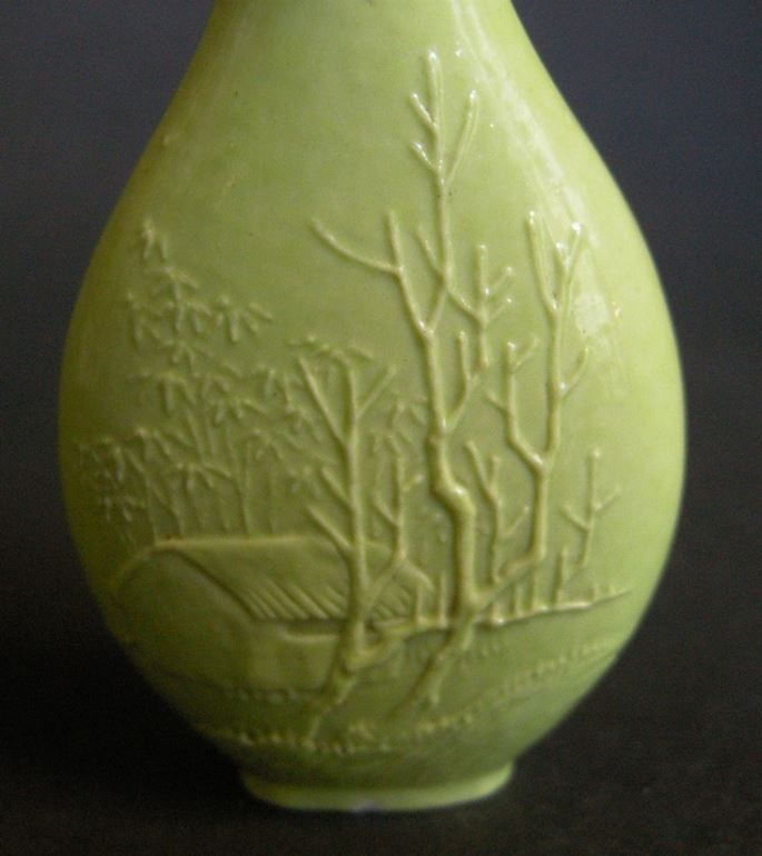 Porcelain snuff bottle in green monochrom sculpted in Wang Bingrong style