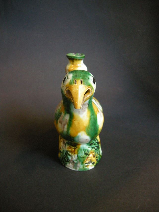 Bird in porcelain three colors with a little vase in the archaic style -Kangxi period | MasterArt