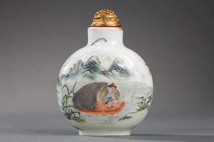 Snuff bottle porcelain decorated with Meng Haoran and servant and other face with a boat | MasterArt