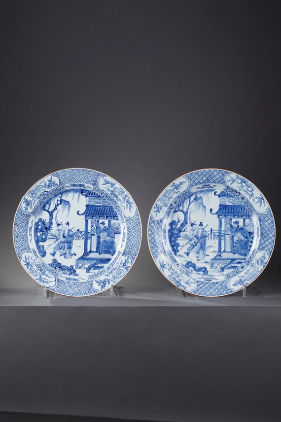 Pair of large dish  porcelain blue and white decorated with scene of &quot;west roman&quot; and precious objects | MasterArt