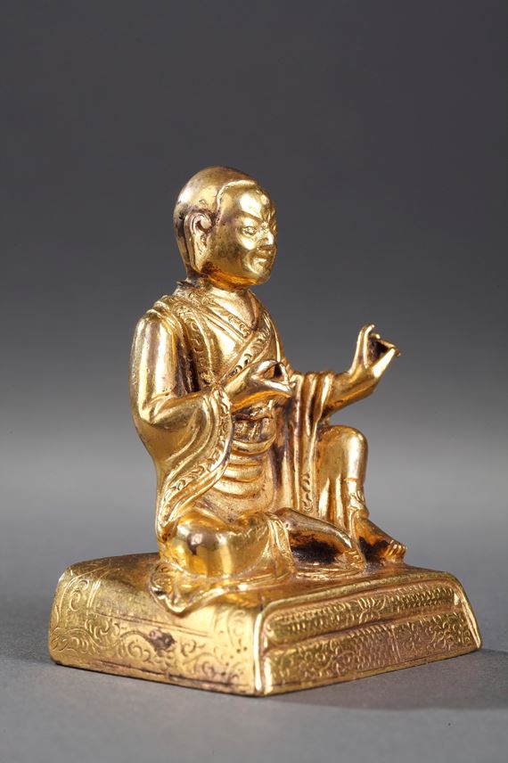 Small figure of Lhama  in gold bronze - Seated in Lilasana | MasterArt