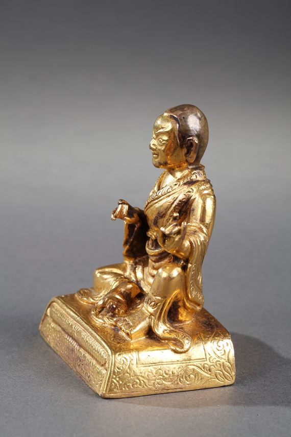 Small figure of Lhama  in gold bronze - Seated in Lilasana | MasterArt