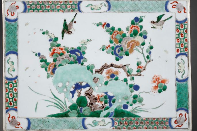 Plaque &quot;Famille verte&quot; porcelain decorated on a side with figures in a pavillon and other side with flowers and birds | MasterArt