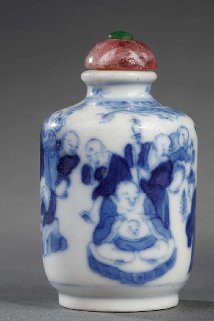 Snuff bottle blue and white decorated with 18 lohans - Mark Yongzheng