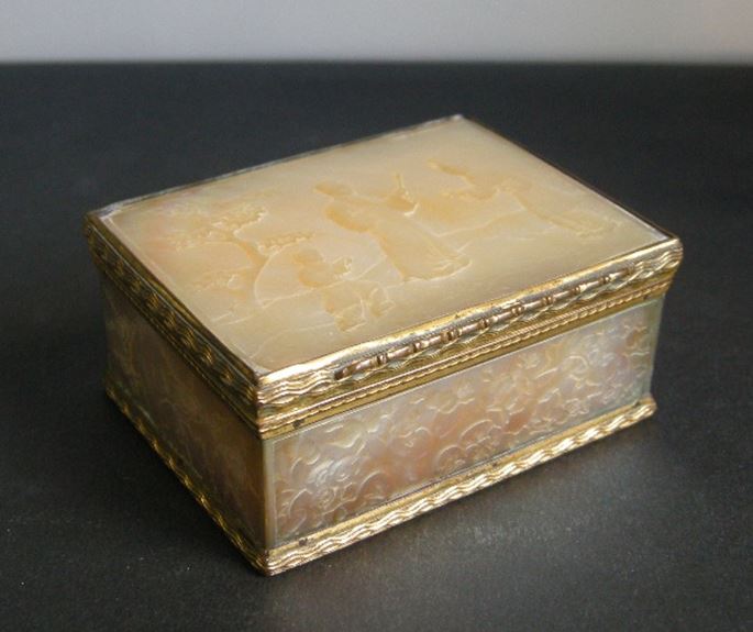Mother of pearl snuff box with Pomponne mount | MasterArt