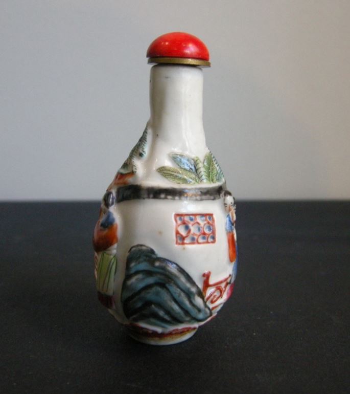 Porcelain snuff bottle in pear shape molded in polychrom with figures pavillon and horse-(Stopper in suite) | MasterArt