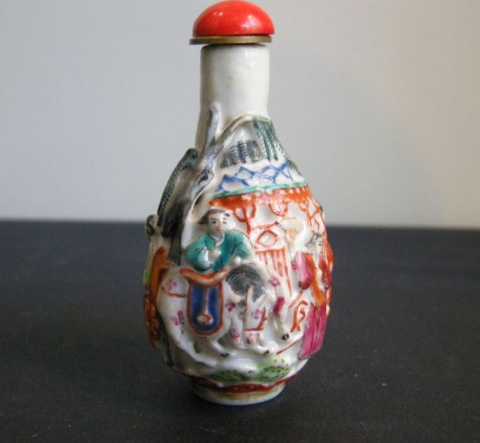 Porcelain snuff bottle in pear shape molded in polychrom with figures pavillon and horse-(Stopper in suite) | MasterArt
