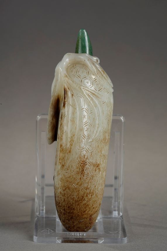 Snuff bottle grey jade nephrite carved in the shape of a margose or balsam pear (bitter cucumber) with its stem, the animated bottom of honeycombs and a bee | MasterArt