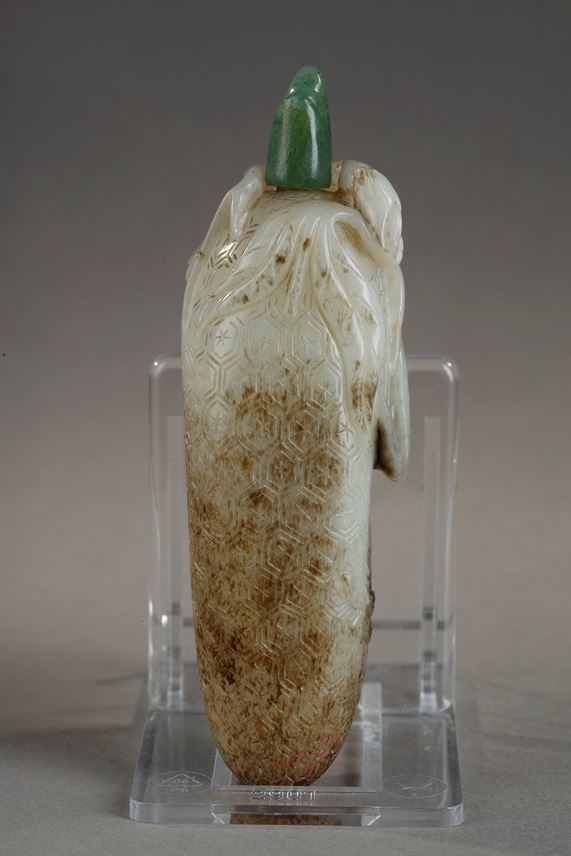 Snuff bottle grey jade nephrite carved in the shape of a margose or balsam pear (bitter cucumber) with its stem, the animated bottom of honeycombs and a bee | MasterArt