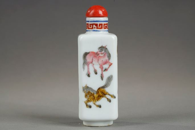 Porcelain snuff bottle decorated with the eight horses of the mythical emperor Mu Wang | MasterArt