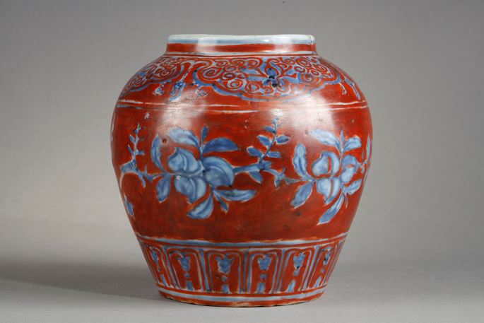 Small porcelain jar emamelled in underglaze blue and iron peach fruit longevity and their foliage | MasterArt