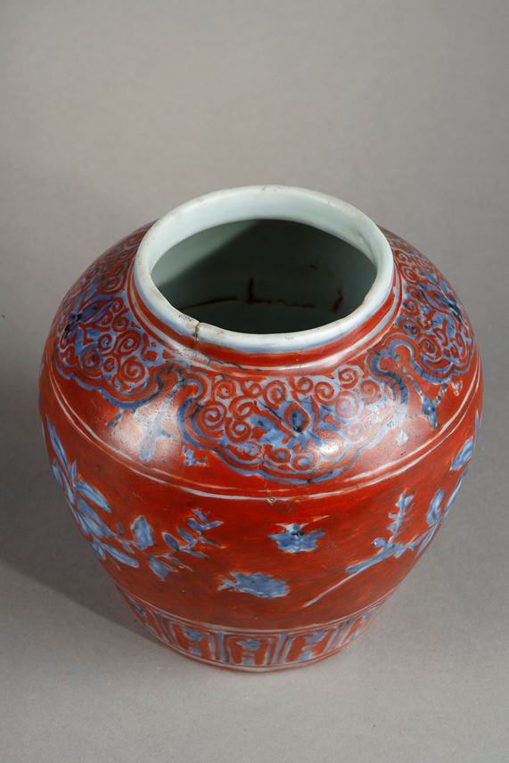 Small porcelain jar emamelled in underglaze blue and iron peach fruit longevity and their foliage | MasterArt