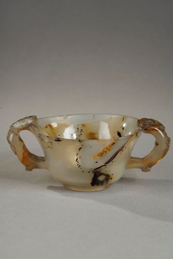 Small cup with lateral handles in the shape of ruyi agate very finely carved | MasterArt
