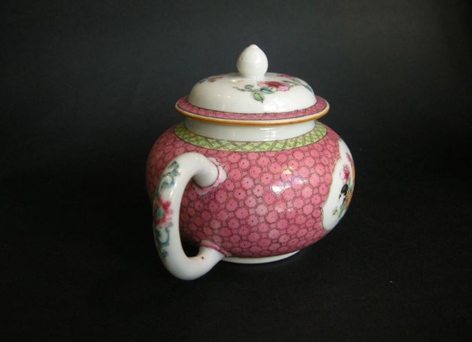 Small teapot in fine porcelain of the Famille Rose | MasterArt