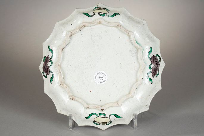 Dish biscuit Famille verte decorated with qilin on a background of waves | MasterArt