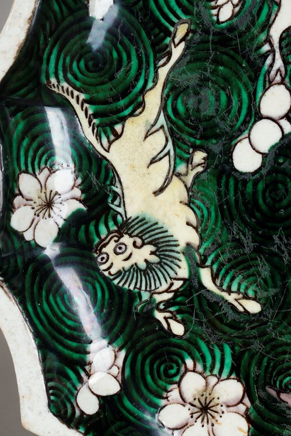 Dish biscuit Famille verte decorated with qilin on a background of waves | MasterArt