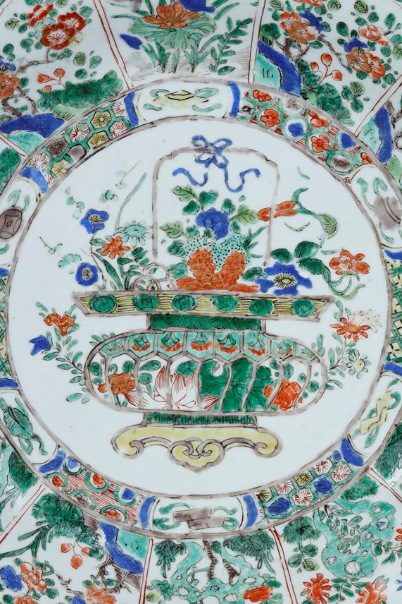 Large porcelain dish of the Famille verte told to the flower basket | MasterArt