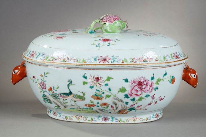 Tureen oval with its porcelain presentoir Famille Rose  taken from the pomegranate shaped lid | MasterArt